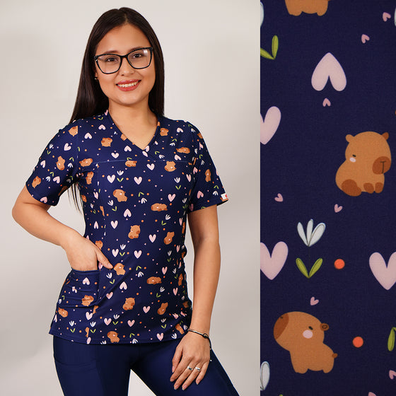 Delantal Mujer tela elasticada estampada Capibara. Combina con Azul Marino - Art. 2501